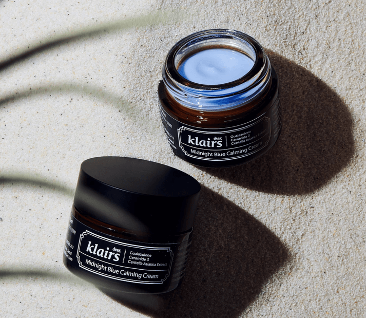 Dear,Klairs Midnight Blue Calming Cream 30 ml. ประกอบไปด้วย 2 ​​ส่วนผสมที่ทราบกันดีว่าช่วยบรรเทาผิวได้อย่างมีประสิทธิภาพ    - Guaiazulene สมุนไพรสกัดจากดอกคาโมไมล์ที่มีประสิทธิภาพในการรักษาอาการอักเสบของเนื้อเยื่อผิวที่เสียหายรวมทั้งสร้างเซลล์ผิวใหม่   ผลทดสอบจากคลินิกของญี่ปุ่น Guaiazulene แสดงผลในเชิงบวก ช่วยบรรเทาอาการแดดเผา และโรคผิวหนังที่เป็นแผล  -สารสกัด Centella Asiatica Extract ในฐานะที่เป็นพืชพื้นเมืองของมาดากัสการ์มันยังเป็นที่รู้จักกันในนาม "เสือหญ้า" และมักใช้ในเครื่องสำอาง   "Centella Asiatica" ช่วยในการสร้างเซลล์ผิวใหม่และป้องกันการเกิดแผลเป็น 