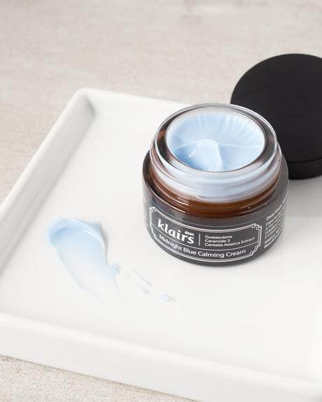 Dear,Klairs Midnight Blue Calming Cream 30 ml. ประกอบไปด้วย 2 ​​ส่วนผสมที่ทราบกันดีว่าช่วยบรรเทาผิวได้อย่างมีประสิทธิภาพ    - Guaiazulene สมุนไพรสกัดจากดอกคาโมไมล์ที่มีประสิทธิภาพในการรักษาอาการอักเสบของเนื้อเยื่อผิวที่เสียหายรวมทั้งสร้างเซลล์ผิวใหม่   ผลทดสอบจากคลินิกของญี่ปุ่น Guaiazulene แสดงผลในเชิงบวก ช่วยบรรเทาอาการแดดเผา และโรคผิวหนังที่เป็นแผล  -สารสกัด Centella Asiatica Extract ในฐานะที่เป็นพืชพื้นเมืองของมาดากัสการ์มันยังเป็นที่รู้จักกันในนาม "เสือหญ้า" และมักใช้ในเครื่องสำอาง   "Centella Asiatica" ช่วยในการสร้างเซลล์ผิวใหม่และป้องกันการเกิดแผลเป็น 