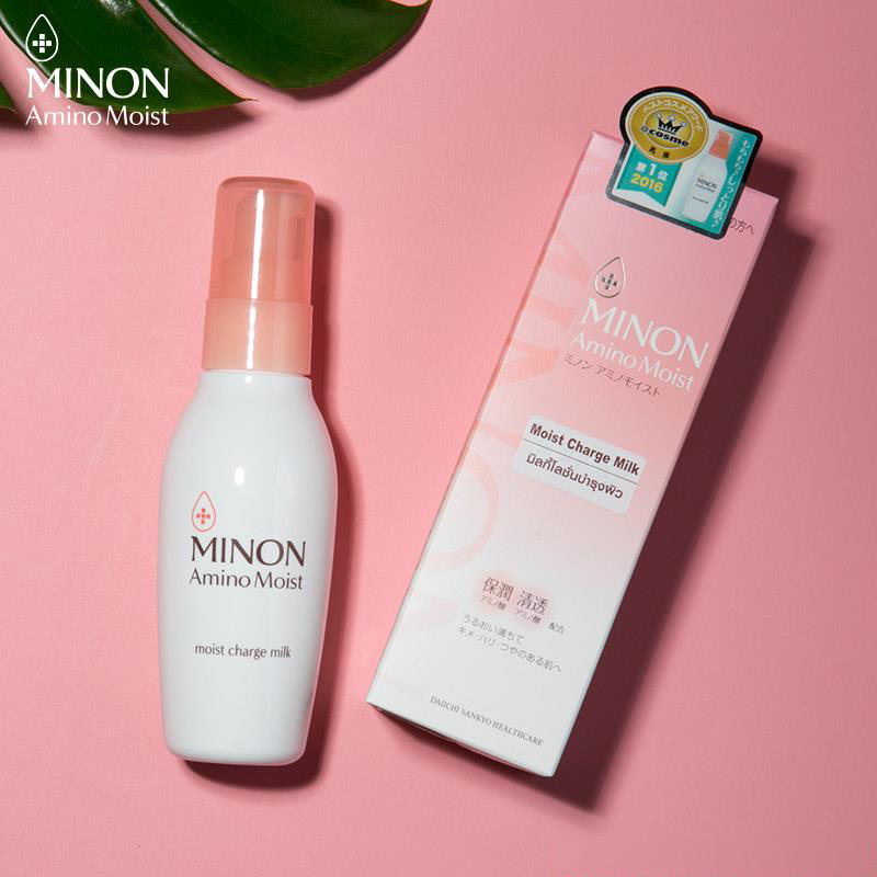 Minon Amino Moist Charge Milk 100g โลชั่นน้ำนมบำรุงผิวหน้า รางวัลการันตีจาก Cosme Award 4 ปีซ้อน ช่วยปกป้องผิวไม่ให้สูญเสียความชุ่มชื้น ผสานกรดอะมิโนถึง 11 ชนิด ให้ผิวสดใส นุ่มฟู