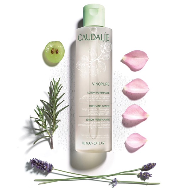 Caudalie Vinopure Clear Skin Purifying Toner 50 ml  โทนเนอร์ทำความสะอาดผิวให้สดชื่นอย่างอ่อนโยน พร้อมเตรียมผิวให้รับการบำรุงในขั้นต่อไป ผสานคุณค่าการบำรุงจาก salicylic acid, สารสกัดจากเมล็ดองุ่น และออร์แกนิก เอสเซนเชียล ออยล์   เพิ่มความชุ่มชื้นสำหรับผิวผสม และผิวที่มีปัญหาสิว พร้อมช่วยกระชับรูขุมขนและขจัดสิ่งสกปรกภายในรูขุมขน อีกทั้งปรับสีผิวให้แลดูกระจ่างใส มาพร้อมกลิ่นหอมจากส่วนผสมธรรมชาติที่ช่วยให้คุณผ่อนคลาย