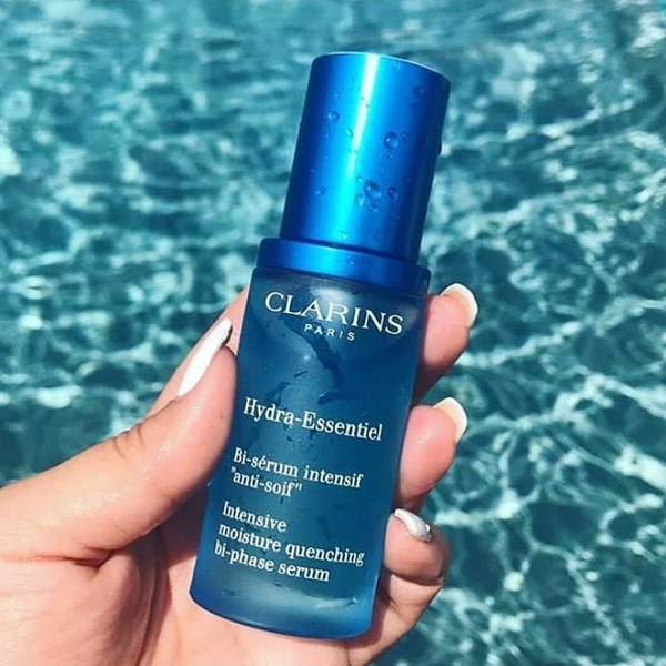 Clarins Hydra Essentiel Intensive Moisture Quenching Bi-Phase Serum เซรั่มเติมน้ำให้ผิวชุ่มชื้น ปกป้องเกราะกำบังของผิว ล็อคความชุ่มชื้นให้กับผิวที่ขาดน้ำอย่างทรงประสิทธิภาพไม่ว่าต้องเผชิญกับสถานการณ์ใด ให้ความรู้สึกสบายผิว มอบความชุ่มชื้น